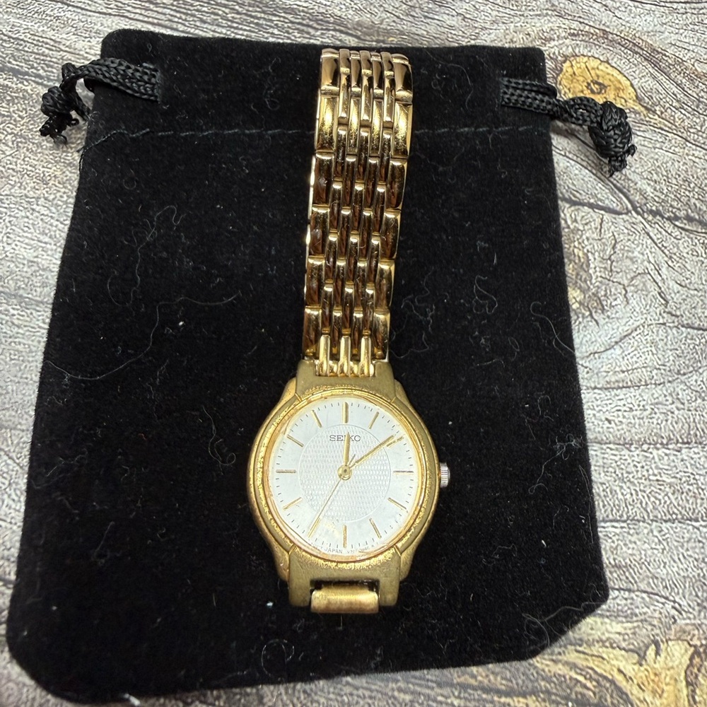 Seiko V701-2020 Ladies Quartz Analog 35mm Watch